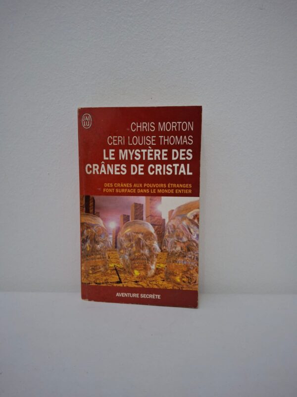 Cet ouvrage mène une enquête sur l'origine et les pouvoirs supposés de mystérieux crânes de cristal découverts à travers le monde. Les auteurs explorent les légendes amérindiennes, notamment mayas, suggérant que ces objets seraient des réceptacles de connaissances anciennes destinées à être révélées à l'humanité. Entre archéologie et spiritualité, le livre tente de percer le secret de ces artefacts fascinants.