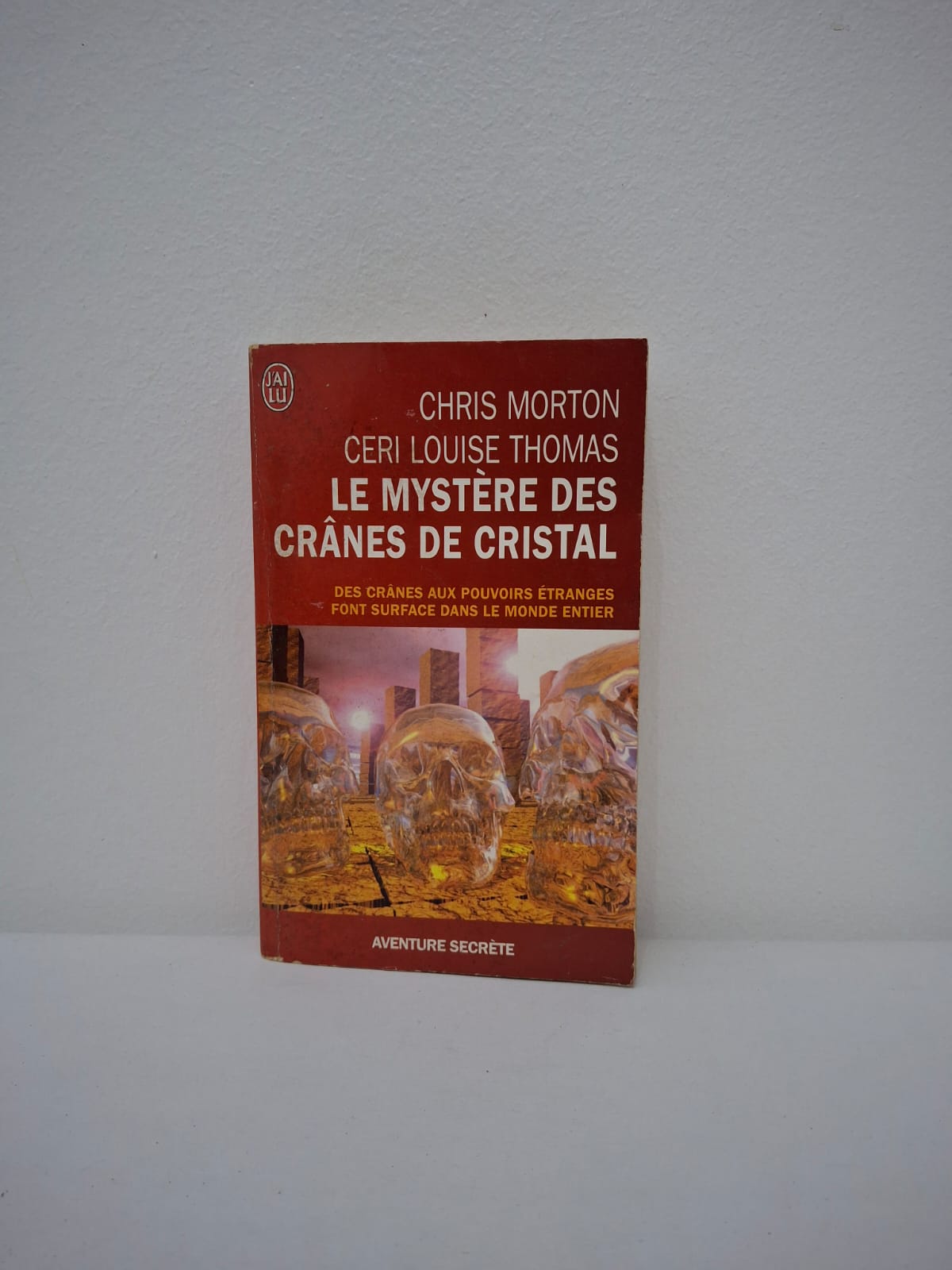 Le Mystère des Crânes de Cristal Cet ouvrage mène une enquête sur l'origine et les pouvoirs supposés de mystérieux crânes de cristal découverts à travers le monde. Les auteurs explorent les légendes amérindiennes, notamment mayas, suggérant que ces objets seraient des réceptacles de connaissances anciennes destinées à être révélées à l'humanité. Entre archéologie et spiritualité, le livre tente de percer le secret de ces artefacts fascinants.