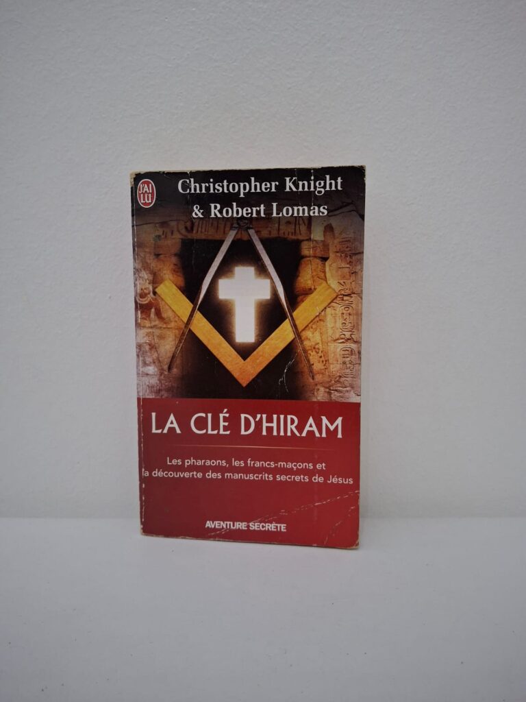 Cette enquête ambitieuse cherche à retracer les origines réelles de la franc-maçonnerie en remontant jusqu'à l'Égypte ancienne et aux débuts de la chrétienté. Les auteurs explorent les liens entre les rituels maçonniques, l'Ordre du Temple et les manuscrits de la mer Morte pour proposer une relecture de l'histoire religieuse occidentale. C'est un ouvrage qui mêle archéologie, symbolisme et théories historiques pour lever le voile sur un héritage spirituel caché.