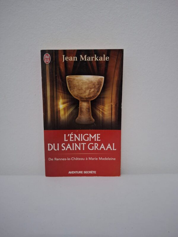 Dans cet ouvrage, le spécialiste des mythes celtes Jean Markale explore les origines et les multiples facettes de la légende du Graal. Il tisse des liens fascinants entre le mystère de Rennes-le-Château, la figure de Marie-Madeleine et les traditions chevaleresques médiévales. L'auteur tente de décoder si le Graal est un objet physique, un secret de lignée royale ou un symbole de quête spirituelle intérieure.