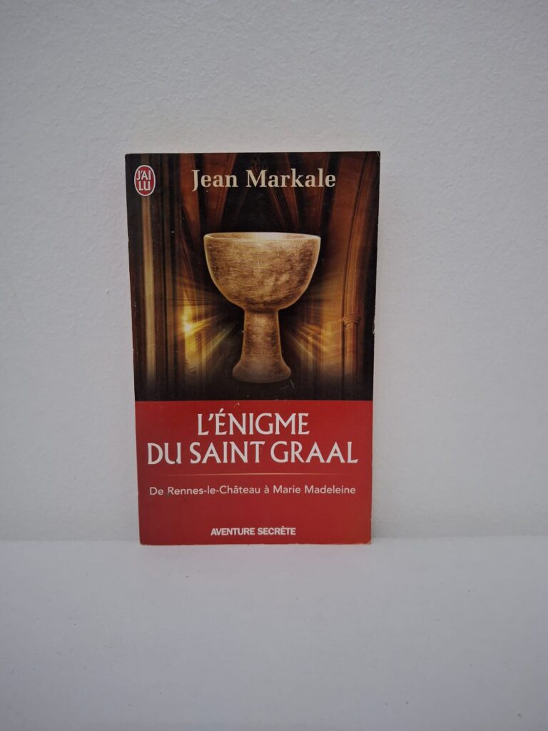 Dans cet ouvrage, le spécialiste des mythes celtes Jean Markale explore les origines et les multiples facettes de la légende du Graal. Il tisse des liens fascinants entre le mystère de Rennes-le-Château, la figure de Marie-Madeleine et les traditions chevaleresques médiévales. L'auteur tente de décoder si le Graal est un objet physique, un secret de lignée royale ou un symbole de quête spirituelle intérieure.