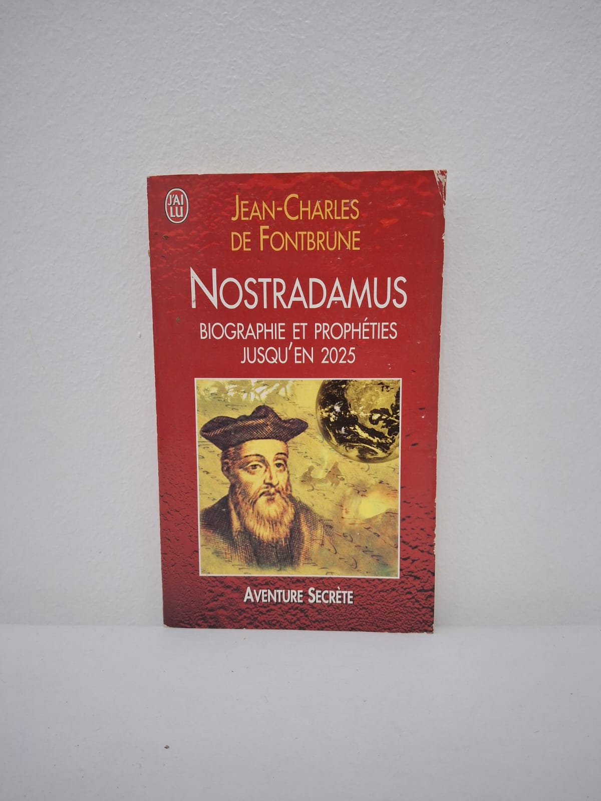 Nostradamus : Biographie et prophéties jusqu'en 2025 Cet ouvrage propose une biographie détaillée du célèbre apothicaire et astrologue Michel de Nostredame, tout en offrant une interprétation moderne de ses quatrains énigmatiques. Jean-Charles de Fontbrune, l'un des spécialistes les plus connus du sujet, tente de décrypter les visions du futur de Nostradamus en les reliant aux événements historiques contemporains. Le livre se concentre particulièrement sur les prédictions courant jusqu'à l'année 2025, explorant les thèmes de crises mondiales, de changements politiques et d'évolutions sociétales.