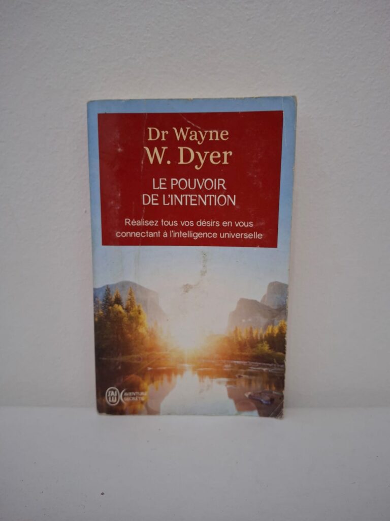 Dans cet ouvrage majeur, Wayne Dyer redéfinit l'intention non pas comme une volonté personnelle, mais comme une force créatrice de l'univers à laquelle nous pouvons nous connecter. Il explique comment surmonter les obstacles de l'ego pour s'aligner sur cette "intelligence universelle" afin de manifester ses désirs et vivre une vie pleine de sens. Le livre propose des étapes concrètes pour cultiver sept faces de l'intention : la créativité, la gentillesse, l'amour, la beauté, l'expansion, l'abondance et la paix.
