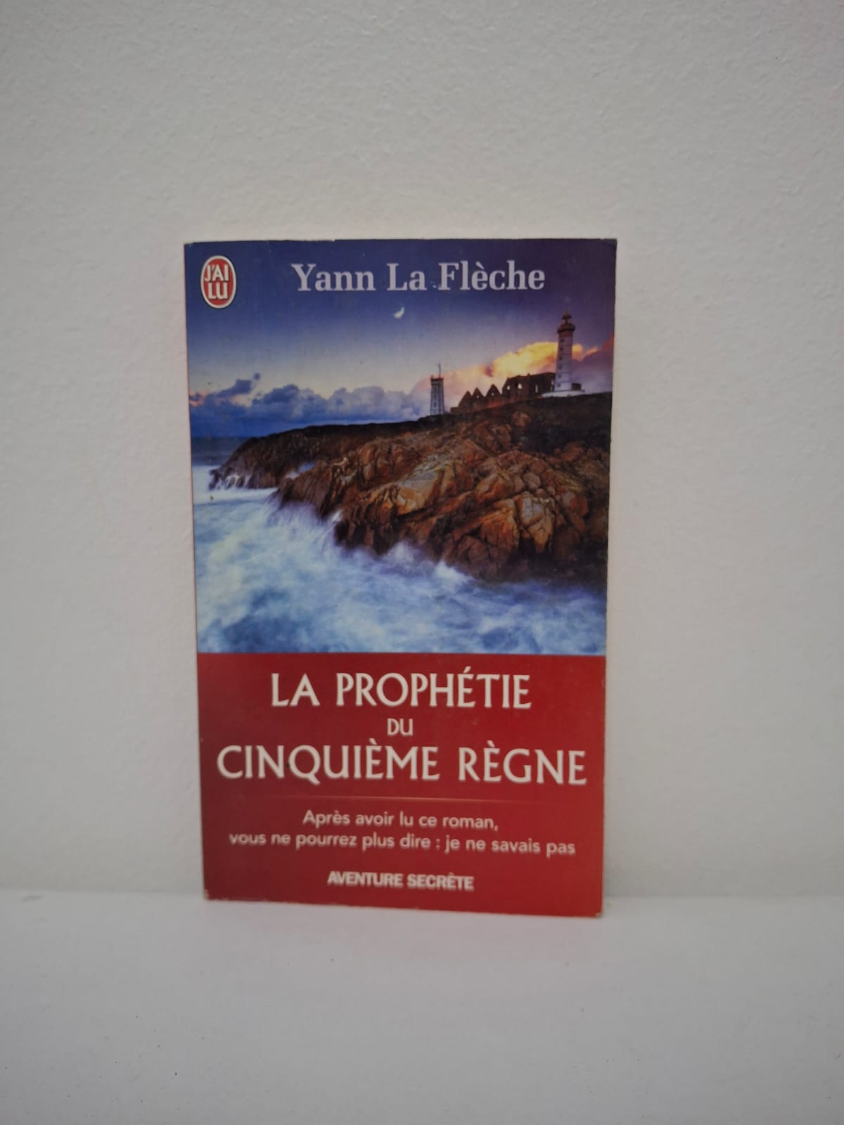 La Prophétie du cinquième règne. Ce roman initiatique mêle aventures contemporaines et quête spirituelle millénaire. L'intrigue suggère que l'humanité arrive au terme d'un cycle et doit se préparer à l'avènement du "Cinquième Règne", une ère de conscience supérieure. Porté par une plume mystérieuse, l'ouvrage interpelle directement le lecteur (comme l'indique la mention sur la couverture : "Après avoir lu ce roman, vous ne pourrez plus dire : je ne savais pas") sur sa responsabilité dans l'évolution spirituelle du monde