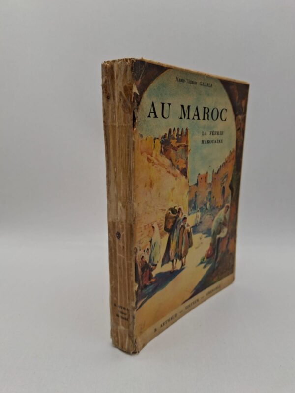 Ce livre décrit le Maroc à travers un regard artistique et poétique. Il met en valeur les paysages, les villes et les scènes de vie quotidienne. L’auteure évoque les traditions, les habitants et l’ambiance du pays. L’ouvrage propose une vision esthétique et parfois idéalisée du Maroc de l’époque.