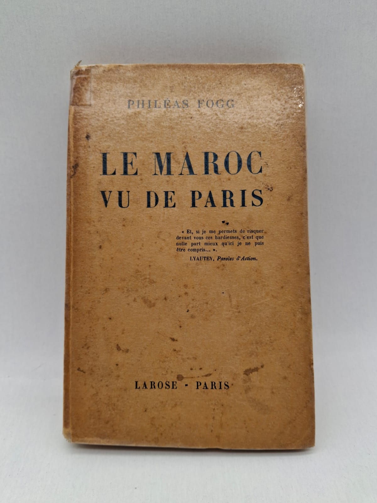 le maroc vu de paris Résumé (4 lignes) : Cet ouvrage présente une vision du Maroc depuis la France, à travers un regard extérieur. Il évoque la société marocaine, son organisation et ses transformations sous influence française. L’auteur s’appuie sur des idées politiques et culturelles liées à l’époque coloniale. Le livre offre ainsi un témoignage historique, marqué par la perception française du Maroc.