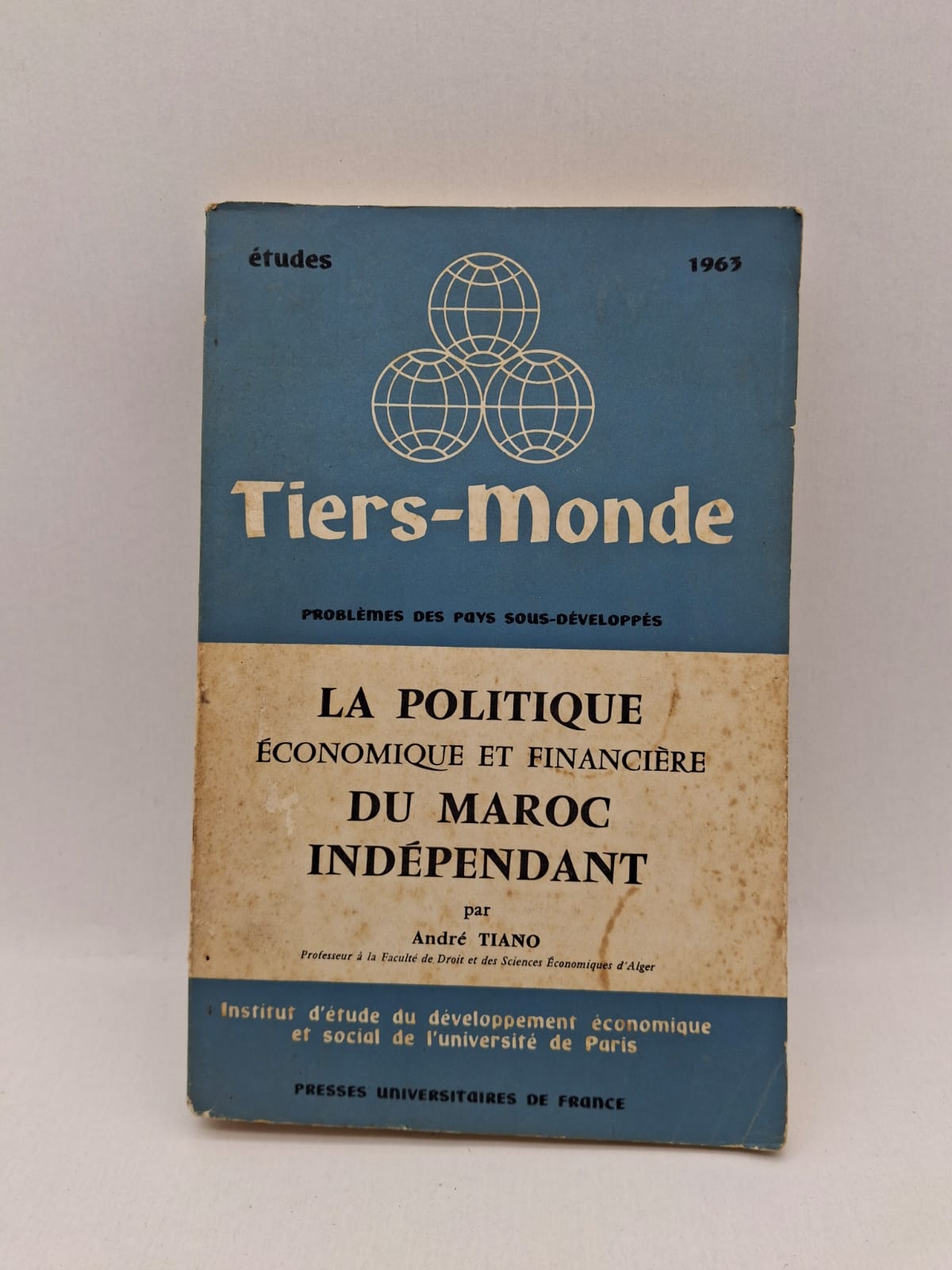 La politique économique et financière du Maroc indépendant Ce livre analyse les politiques économiques et financières du Maroc après son indépendance. Il étudie les choix de développement adoptés par l’État marocain dans un contexte postcolonial. L’auteur examine les structures économiques, les réformes et les défis rencontrés. L’ouvrage constitue une étude académique sur les débuts de l’économie marocaine moderne.