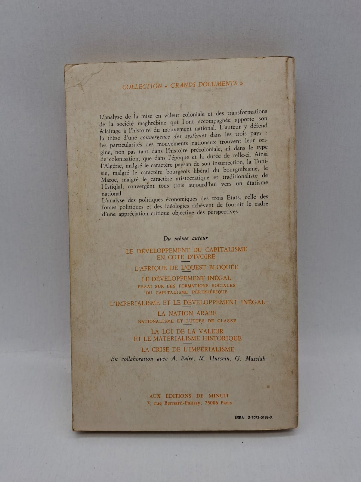 Le Maghreb moderne Ce livre analyse les transformations économiques et politiques du Maghreb après la colonisation. L’auteur étudie les structures de dépendance et les défis du développement dans la région. Il propose une lecture critique du capitalisme et de ses effets sur les pays maghrébins. L’ouvrage constitue une référence pour comprendre les dynamiques du Maghreb moderne