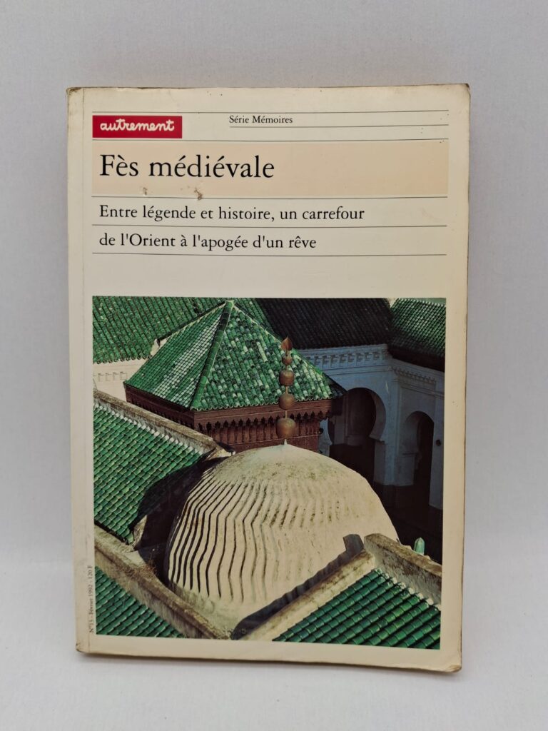 Ce livre explore l’histoire de la ville de Fès à l’époque médiévale. Il mêle récits historiques et dimensions légendaires pour mieux comprendre son passé. L’ouvrage met en lumière le rôle de Fès comme carrefour culturel et spirituel. Il montre l’influence de la ville dans les échanges entre Orient et Occident.