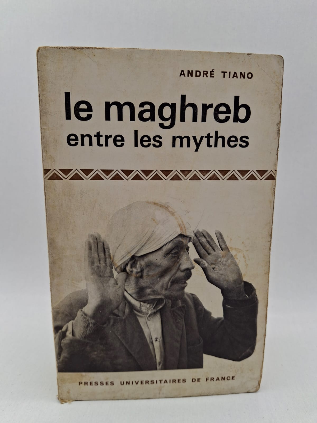 Le Maghreb entre les mythes Ce livre analyse les représentations et idées reçues sur le Maghreb. L’auteur confronte les mythes aux réalités historiques et sociales. Il met en évidence les perceptions occidentales et leurs limites. L’ouvrage propose une lecture critique du Maghreb contemporain.