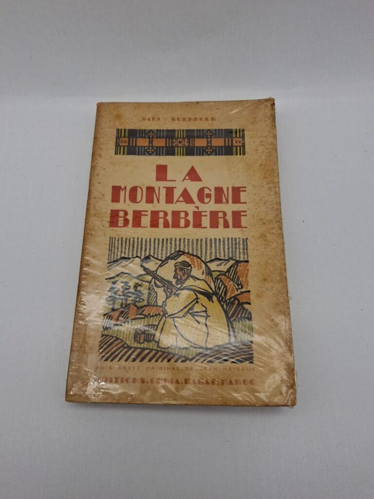Ce livre décrit la vie et les traditions des populations berbères vivant dans les régions montagneuses du Maroc. Il met en lumière leur mode de vie, leurs coutumes et leur environnement naturel. L’auteur propose une vision à la fois descriptive et ethnographique de ces sociétés. L’ouvrage s’inscrit dans un contexte historique marqué par la période coloniale et l’intérêt pour les cultures locales.