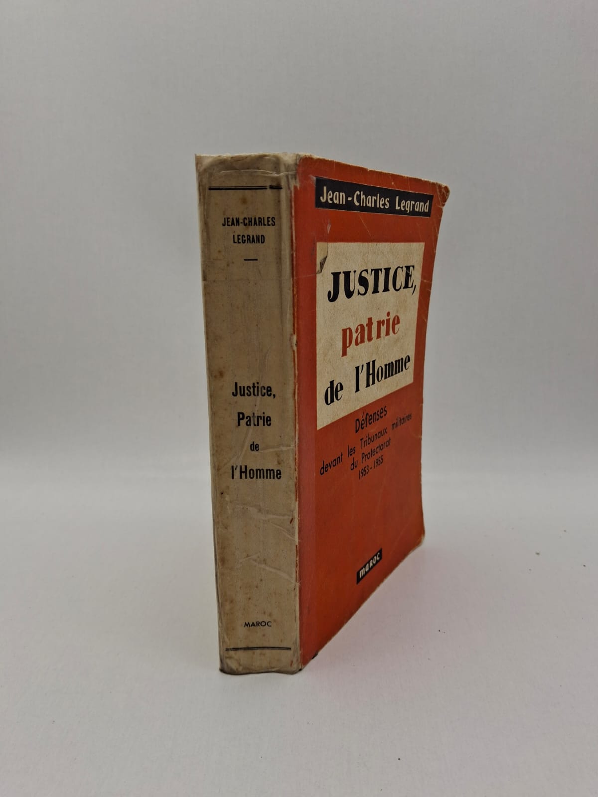Justice, patrie de l’Homme Ce livre rassemble des plaidoyers et défenses présentés devant les tribunaux militaires du Protectorat au Maroc entre 1953 et 1955. Il met en lumière des affaires liées au contexte politique et aux tensions de la fin de la période coloniale. L’auteur défend des principes de justice et de droits de l’homme face aux autorités militaires.
