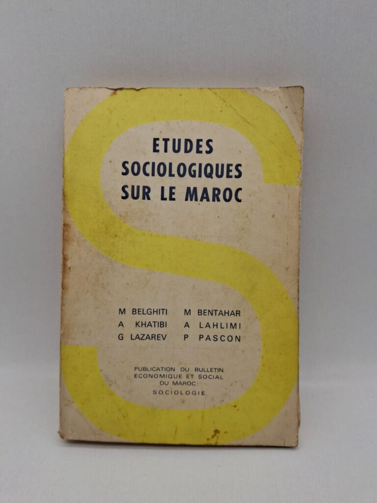 Cet ouvrage regroupe plusieurs études sociologiques consacrées à la société marocaine. Il analyse différents aspects économiques, sociaux et culturels du Maroc. Les auteurs adoptent une approche scientifique pour comprendre les transformations du pays. Le livre constitue une contribution importante à la recherche sociologique sur le Maroc contemporain.