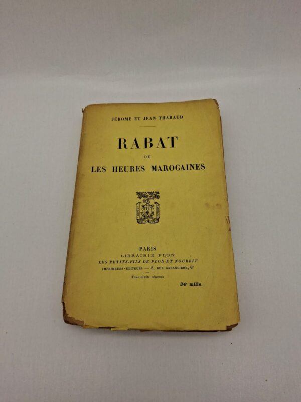 Ce livre propose une évocation littéraire de la ville de Rabat et de la vie au Maroc. Les auteurs décrivent les paysages, les habitants et les ambiances du pays. Le récit mêle observations personnelles et regard artistique sur la culture marocaine. L’ouvrage reflète une vision française de l’époque, marquée par le contexte colonial.