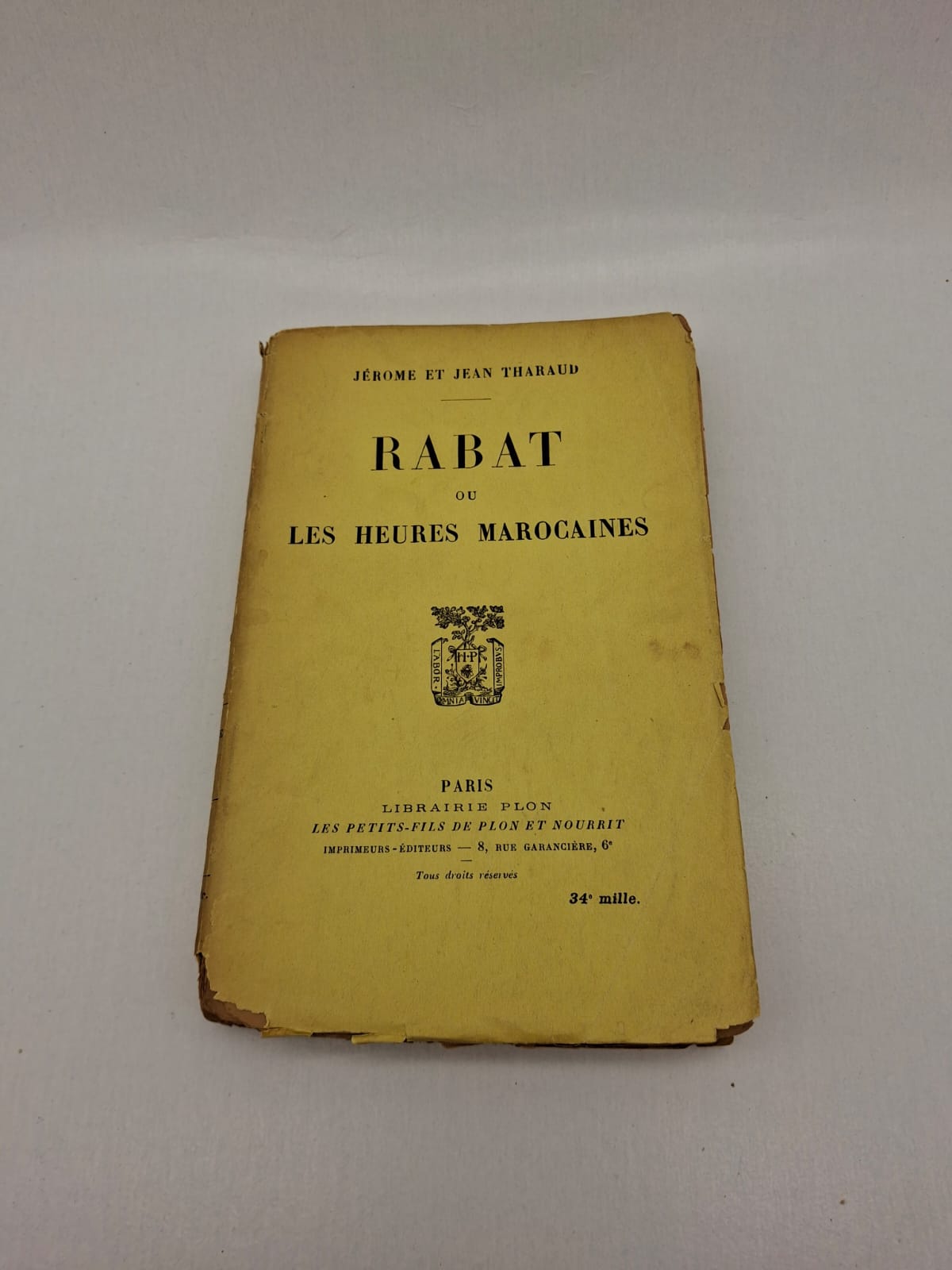 Rabat ou les heures marocaines Jérôme et Jean Tharaud Ce livre propose une évocation littéraire de la ville de Rabat et de la vie au Maroc. Les auteurs décrivent les paysages, les habitants et les ambiances du pays. Le récit mêle observations personnelles et regard artistique sur la culture marocaine. L’ouvrage reflète une vision française de l’époque, marquée par le contexte colonial.