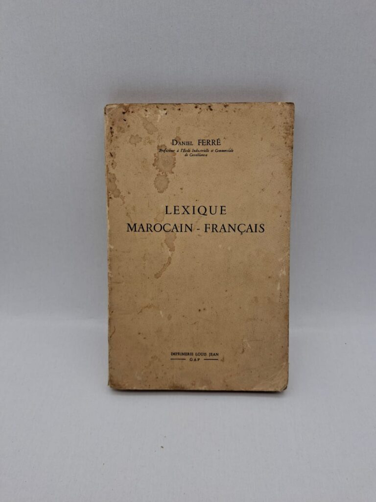 Cet ouvrage est un lexique destiné à faciliter la traduction du dialecte marocain vers le français. Il rassemble des mots et expressions utilisés dans la langue marocaine. Le livre sert d’outil pratique pour les étudiants, administrateurs ou voyageurs. Il s’inscrit dans un contexte d’échanges linguistiques durant la période du Protectorat.