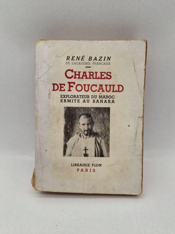 Ce livre retrace la vie de Charles de Foucauld, explorateur et religieux français. Il évoque ses voyages au Maroc et son engagement spirituel dans le Sahara. L’auteur présente son parcours entre exploration, foi et isolement. L’ouvrage offre un portrait à la fois historique et spirituel de cette figure.