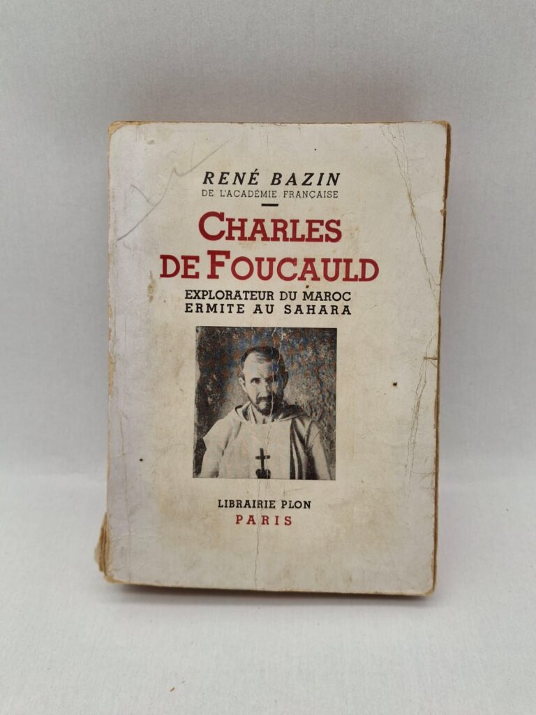 Ce livre retrace la vie de Charles de Foucauld, explorateur et religieux français. Il évoque ses voyages au Maroc et son engagement spirituel dans le Sahara. L’auteur présente son parcours entre exploration, foi et isolement. L’ouvrage offre un portrait à la fois historique et spirituel de cette figure.