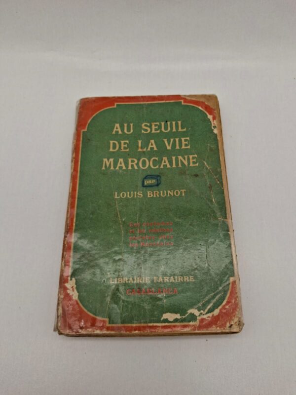 Cet ouvrage décrit les coutumes et les relations sociales dans la société marocaine. Il s’intéresse à la vie quotidienne et aux traditions des Marocains. L’auteur propose une approche ethnographique et culturelle du pays. Le livre reflète le contexte historique du Maroc durant la période du Protectorat.