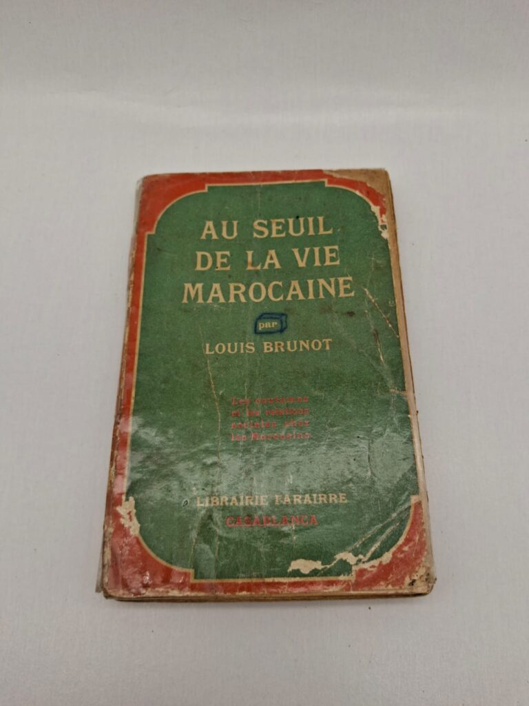 Cet ouvrage décrit les coutumes et les relations sociales dans la société marocaine. Il s’intéresse à la vie quotidienne et aux traditions des Marocains. L’auteur propose une approche ethnographique et culturelle du pays. Le livre reflète le contexte historique du Maroc durant la période du Protectorat.