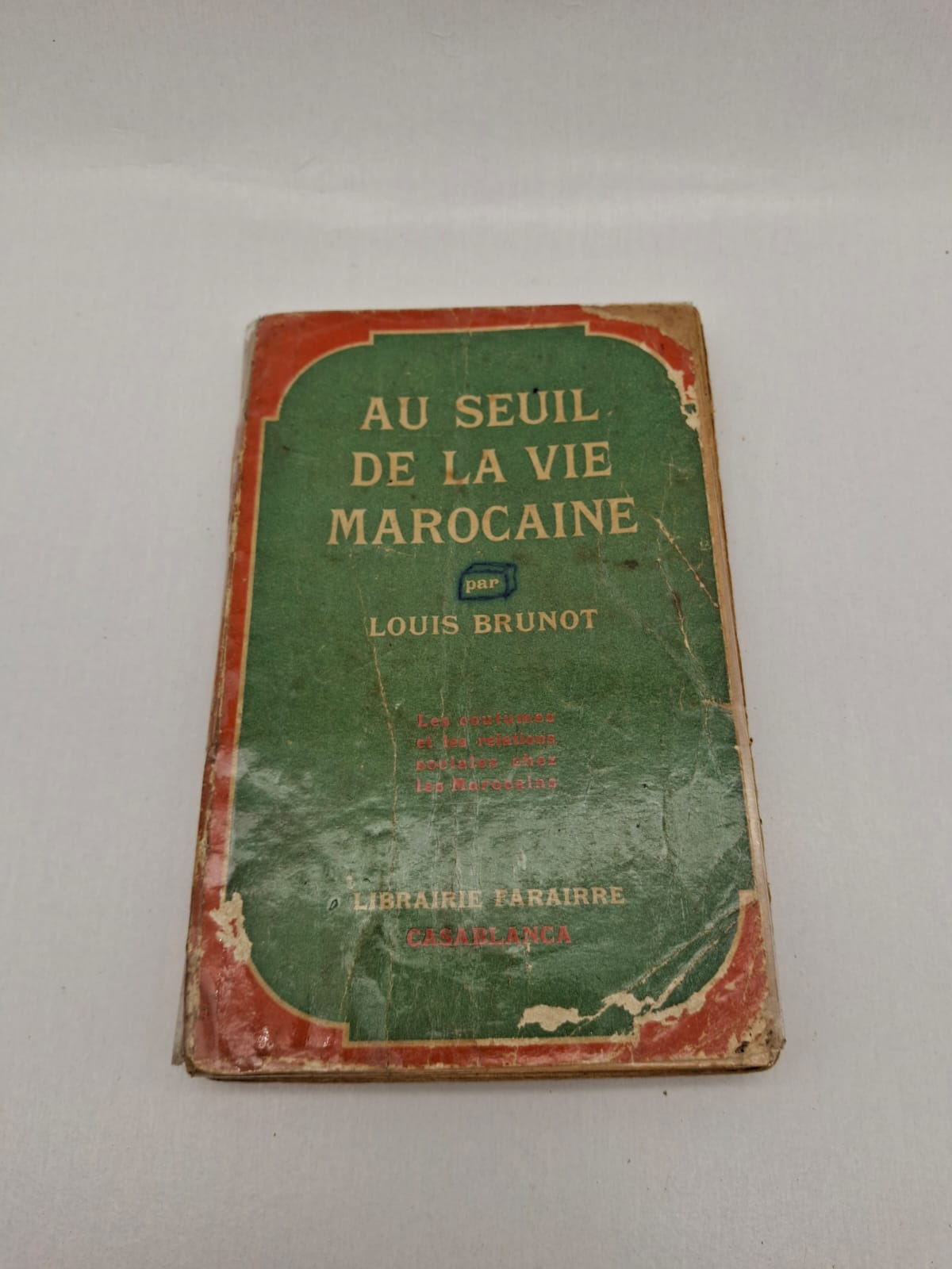 Au seuil de la vie marocaine Louis Brunot Cet ouvrage décrit les coutumes et les relations sociales dans la société marocaine. Il s’intéresse à la vie quotidienne et aux traditions des Marocains. L’auteur propose une approche ethnographique et culturelle du pays. Le livre reflète le contexte historique du Maroc durant la période du Protectorat.