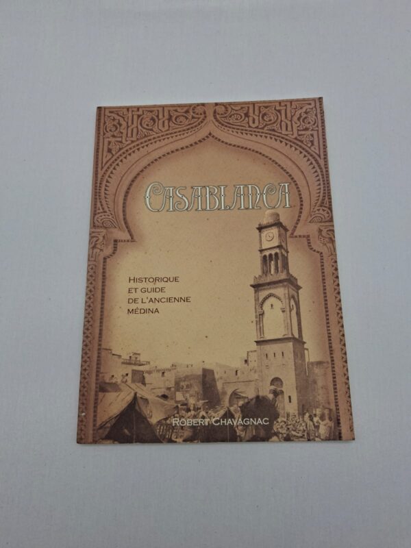 Ce livre est un guide historique consacré à l’ancienne médina de Casablanca. Il présente l’évolution de la ville à travers son patrimoine architectural et culturel. L’auteur décrit la vie quotidienne, les marchés et les traditions locales. Il sert à la fois de document historique et de guide pour découvrir la médina.