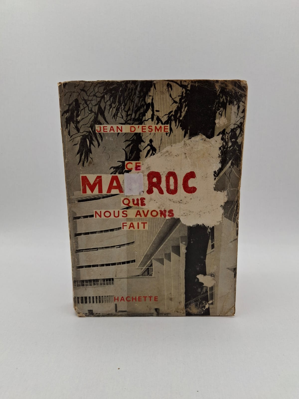 Ce Maroc que nous avons fait Jean d'Esme Ce livre décrit le rôle de la présence française dans la transformation du Maroc durant le protectorat. Jean d'Esme y présente les réalisations économiques, urbaines et administratives mises en place. Il met en avant la modernisation des infrastructures et des villes marocaines. L’ouvrage reflète une vision historique et politique marquée par le contexte colonial de l’époque.