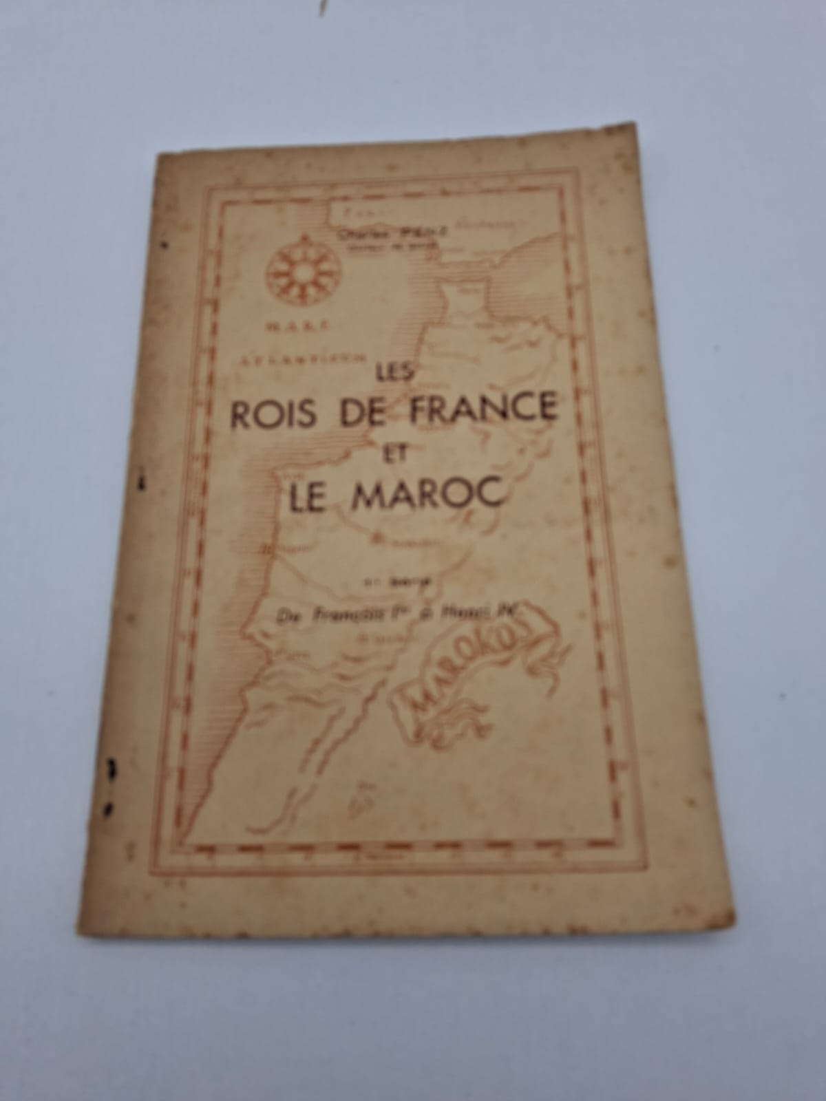 Les rois de France et le Maroc François Pidou de Saint-Olon Ce livre retrace les relations historiques entre les rois de France et le Maroc. Il s’appuie sur des récits diplomatiques et des échanges entre les deux royaumes. L’auteur décrit les missions, alliances et contacts établis au fil du temps. L’ouvrage offre un témoignage historique sur les liens franco-marocains anciens.
