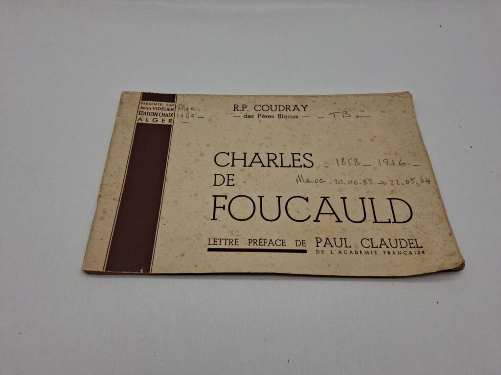Ce livre retrace la vie de Charles de Foucauld. Il décrit son parcours, de militaire à homme de foi engagé en Afrique du Nord. L’auteur met en avant sa spiritualité, son engagement et sa mission religieuse. L’ouvrage propose un témoignage biographique marqué par le contexte colonial et religieux.