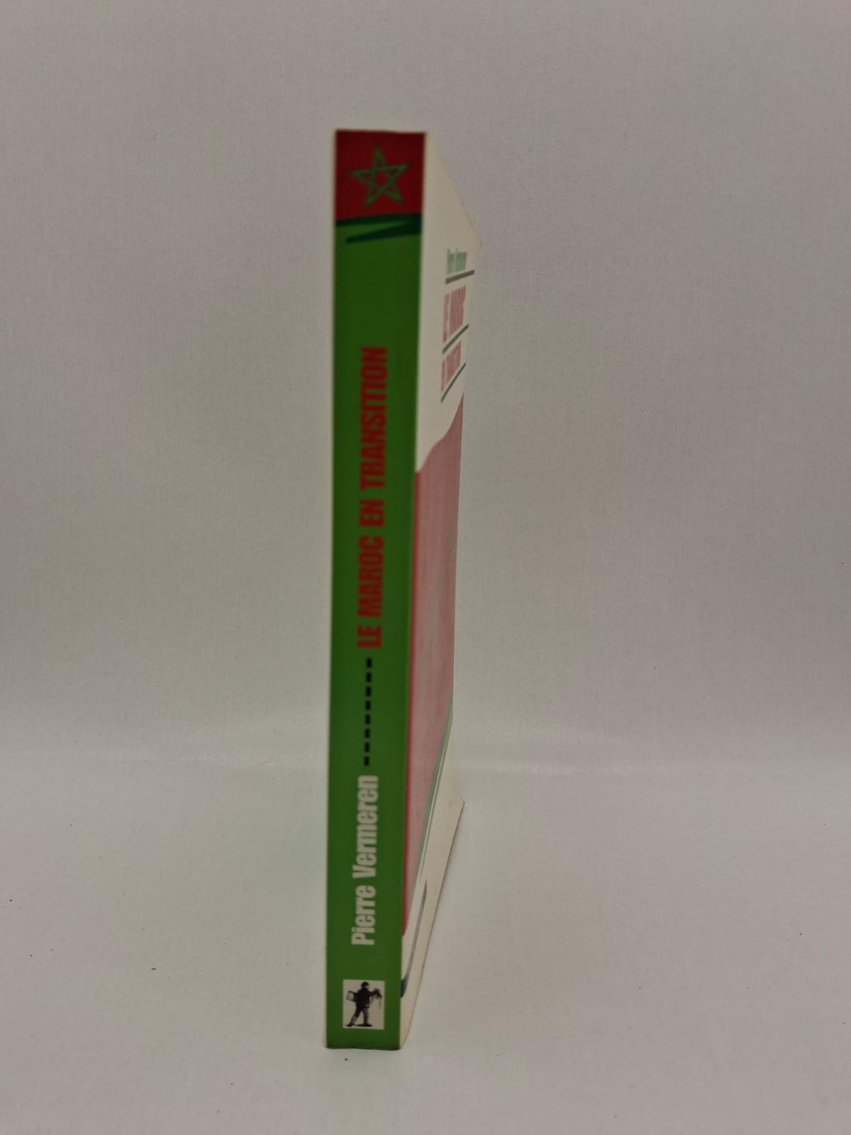 Le Maroc en transition Pierre Vermeren Ce livre analyse les transformations politiques, économiques et sociales du Maroc à la fin du XXe siècle. Il met en lumière les réformes engagées sous le règne de Hassan II et les défis de modernisation. L’auteur étudie les tensions entre tradition et changement dans la société marocaine. Il propose une lecture critique des perspectives d’évolution du pays vers plus de démocratie et de développement.
