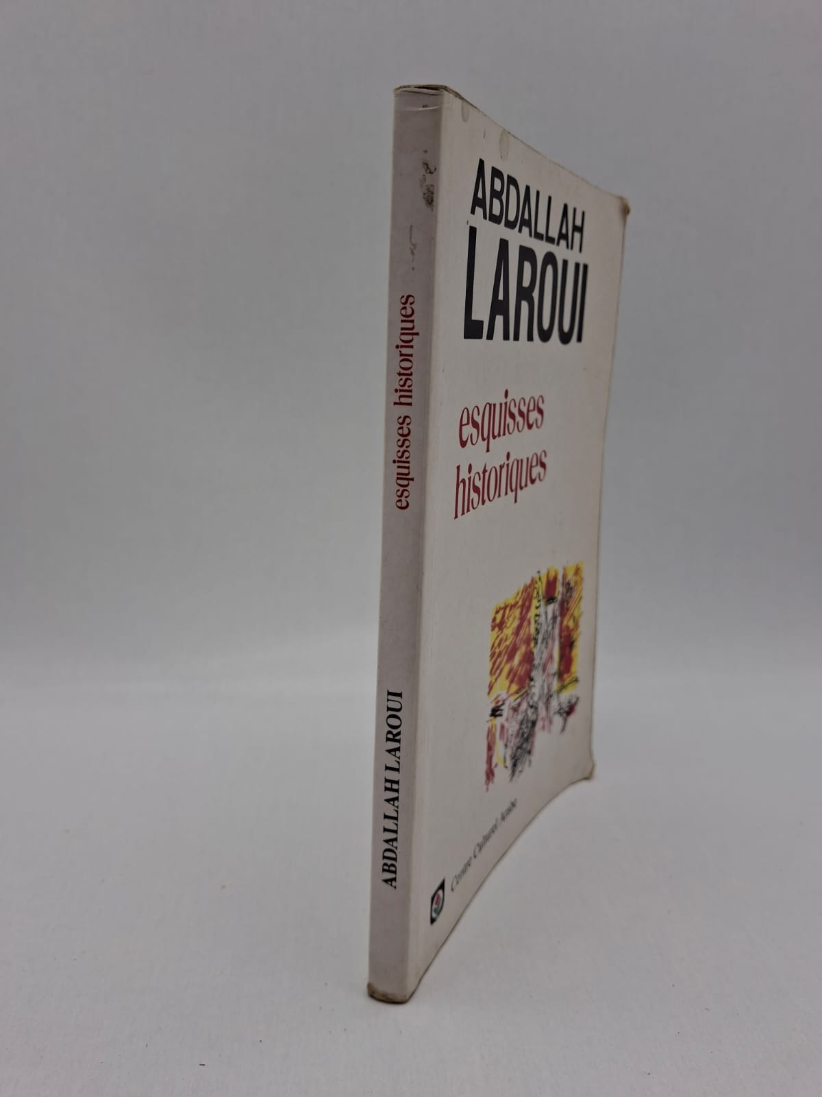 Abdallah Laroui Centre Culturel Arabe Ce livre propose une réflexion sur l’histoire du Maroc et du monde arabe à travers plusieurs analyses. L’auteur aborde les grandes évolutions historiques et les questions d’identité et de modernité. Il offre une lecture critique des interprétations traditionnelles de l’histoire. L’ouvrage invite à repenser le passé pour mieux comprendre les enjeux contemporains.