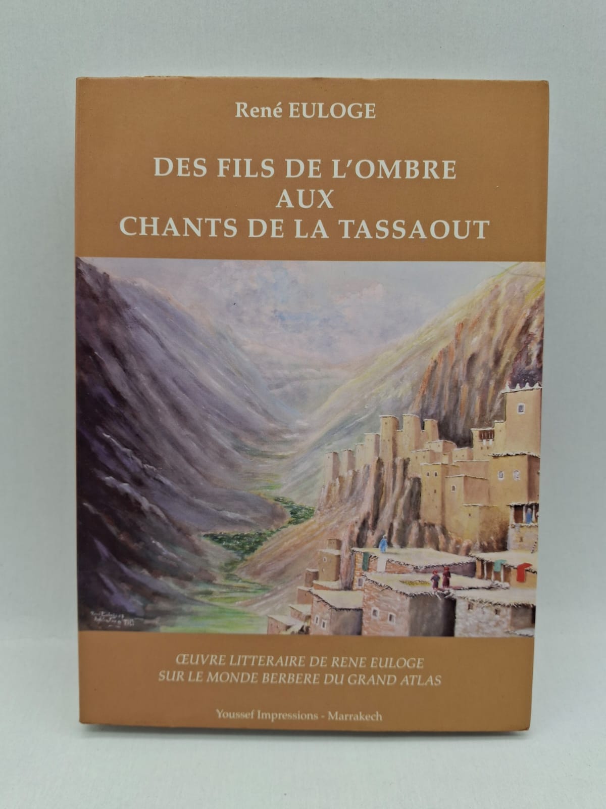 Des fils de l’ombre aux chants de la Tassaout René Euloge Ce livre explore le monde berbère du Haut Atlas, notamment la région de la Tassaout. L’auteur met en valeur les traditions, la culture et la vie quotidienne des populations locales. À travers une approche littéraire, il décrit les paysages et les modes de vie montagnards. L’ouvrage rend hommage à l’identité et au patrimoine du Maroc rural.
