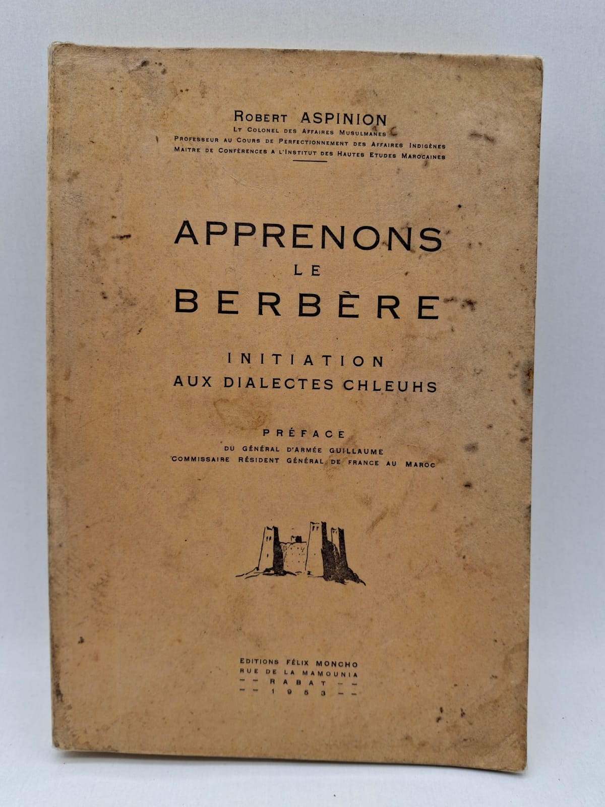 Apprenons le berbère : initiation aux dialectes chleuhs Robert Aspinion Ce livre est une introduction à l’apprentissage du berbère, en particulier des dialectes chleuhs du Maroc. Il propose des bases linguistiques pour comprendre et parler cette langue. L’ouvrage s’inscrit dans un contexte historique lié à l’étude des langues locales durant le protectorat. Il constitue un outil pédagogique pour les chercheurs et les apprenants intéressés par la culture amazighe.