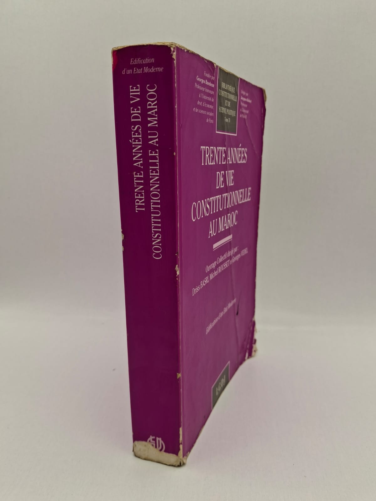 Trente années de vie constitutionnelle au Maroc Driss Basri, Michel Rousset et Georges Vedel Cet ouvrage retrace l’évolution de la vie constitutionnelle du Maroc sur trois décennies. Il analyse les différentes constitutions et les réformes institutionnelles mises en place. Les auteurs examinent le fonctionnement des institutions politiques et juridiques. Le livre met en évidence les défis liés à la construction d’un État moderne.