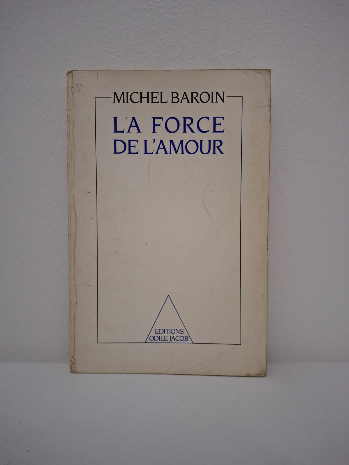 Michel Baroin Ce livre de Michel Baroin est un témoignage humaniste et spirituel qui explore l'amour comme une force d'engagement et de transformation sociale. L'auteur, figure marquante de la franc-maçonnerie et du monde des affaires, y partage sa vision d'une fraternité universelle capable de dépasser les égoïsmes. Il plaide pour une société plus solidaire où l'altruisme devient le moteur de l'action publique et personnelle. C'est une réflexion profonde sur les valeurs qui donnent un sens à la vie et à la cité