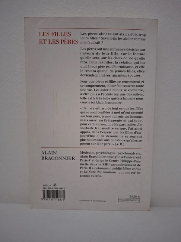 Ce livre d'Alain Braconnier explore la relation complexe et fondamentale entre les filles et leurs pères. L'auteur analyse comment cette figure paternelle influence la construction de la féminité, la confiance en soi et les futures relations amoureuses de la femme. Il décrypte les liens d'affection, d'admiration mais aussi les malentendus qui peuvent marquer ce duo unique. C'est un ouvrage psychologique éclairant pour mieux comprendre l'impact durable du premier homme de la vie d'une femme.