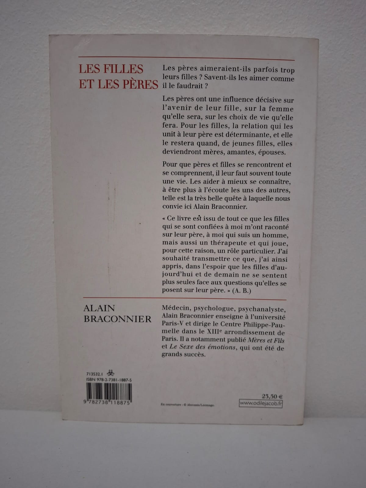 Les filles et les pères Ce livre d'Alain Braconnier explore la relation complexe et fondamentale entre les filles et leurs pères. L'auteur analyse comment cette figure paternelle influence la construction de la féminité, la confiance en soi et les futures relations amoureuses de la femme. Il décrypte les liens d'affection, d'admiration mais aussi les malentendus qui peuvent marquer ce duo unique. C'est un ouvrage psychologique éclairant pour mieux comprendre l'impact durable du premier homme de la vie d'une femme.