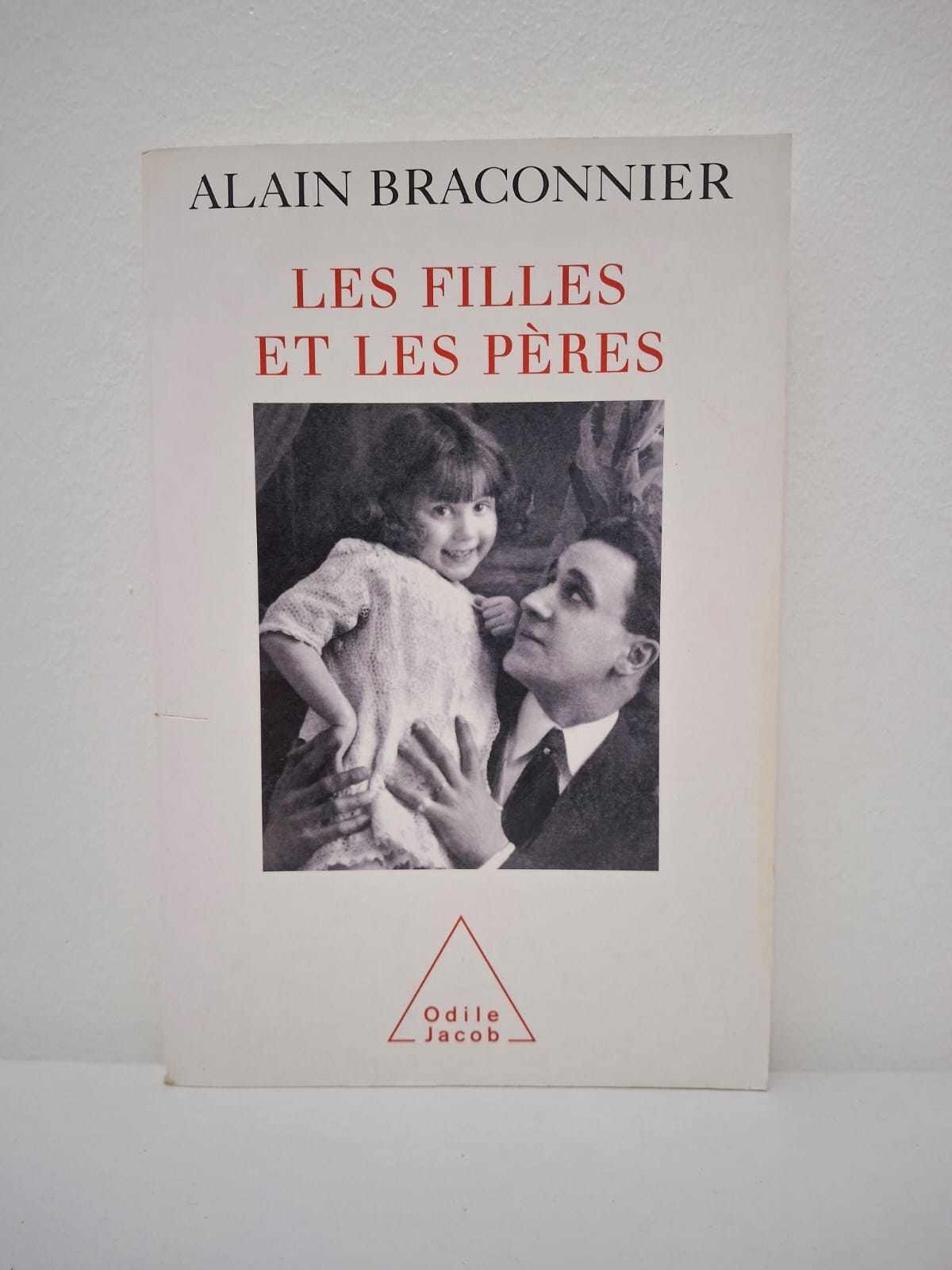 Alain Braconnier Ce livre d'Alain Braconnier explore la relation complexe et fondamentale entre les filles et leurs pères. L'auteur analyse comment cette figure paternelle influence la construction de la féminité, la confiance en soi et les futures relations amoureuses de la femme. Il décrypte les liens d'affection, d'admiration mais aussi les malentendus qui peuvent marquer ce duo unique. C'est un ouvrage psychologique éclairant pour mieux comprendre l'impact durable du premier homme de la vie d'une femme.