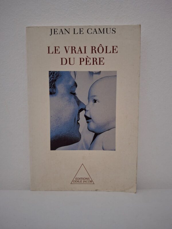 L'auteur Jean Le Camus démontre que le père n'est pas un simple "remplaçant" de la mère, mais un acteur essentiel avec un rôle spécifique. Il explique comment la présence paternelle aide l'enfant à s'ouvrir au monde extérieur et à gagner en autonomie. Le livre encourage ainsi les pères à s'impliquer pleinement dès la naissance pour favoriser l'équilibre émotionnel de leur enfant. C’est une réflexion profonde qui redonne toute sa valeur à la figure paternelle dans la famille moderne.