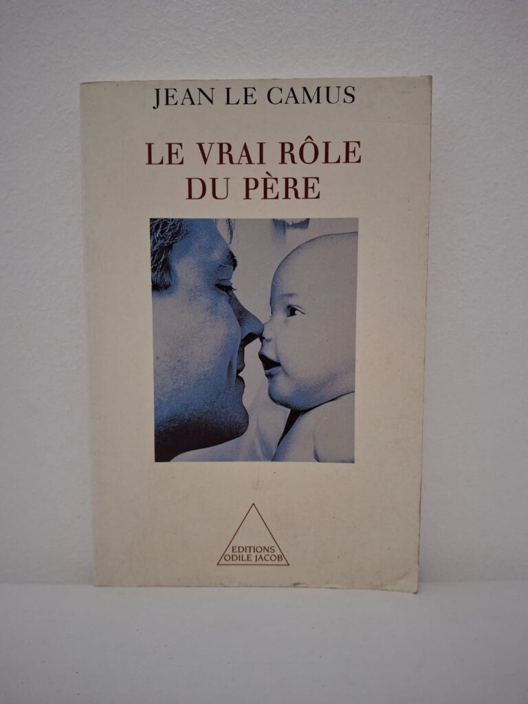 L'auteur Jean Le Camus démontre que le père n'est pas un simple "remplaçant" de la mère, mais un acteur essentiel avec un rôle spécifique. Il explique comment la présence paternelle aide l'enfant à s'ouvrir au monde extérieur et à gagner en autonomie. Le livre encourage ainsi les pères à s'impliquer pleinement dès la naissance pour favoriser l'équilibre émotionnel de leur enfant. C’est une réflexion profonde qui redonne toute sa valeur à la figure paternelle dans la famille moderne.