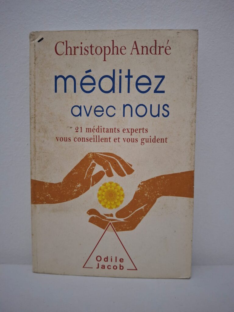 Ce livre, dirigé par Christophe André, réunit les conseils de 21 experts pour vous initier et vous guider dans la pratique de la méditation de pleine conscience. À travers des expériences variées, il propose des exercices concrets pour apaiser l'esprit, gérer le stress et mieux vivre l'instant présent. C'est un guide pratique et choral qui montre comment la méditation peut transformer durablement votre quotidien et votre équilibre intérieur.