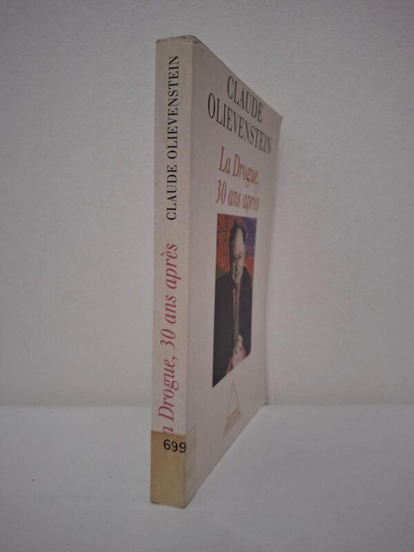 Ce livre de Claude Olievenstein, pionnier de la prise en charge des toxicomanes, dresse un bilan de trente années de lutte contre la drogue. L'auteur y analyse l'évolution des pratiques de consommation et les changements de mentalité de la société face aux addictions. Il partage son expérience clinique pour expliquer la souffrance des patients et les limites des politiques de prévention. C'est un témoignage puissant qui mêle réflexion médicale, psychiatrique et sociale sur un sujet toujours d'actualité.