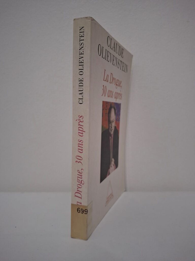 Ce livre de Claude Olievenstein, pionnier de la prise en charge des toxicomanes, dresse un bilan de trente années de lutte contre la drogue. L'auteur y analyse l'évolution des pratiques de consommation et les changements de mentalité de la société face aux addictions. Il partage son expérience clinique pour expliquer la souffrance des patients et les limites des politiques de prévention. C'est un témoignage puissant qui mêle réflexion médicale, psychiatrique et sociale sur un sujet toujours d'actualité.
