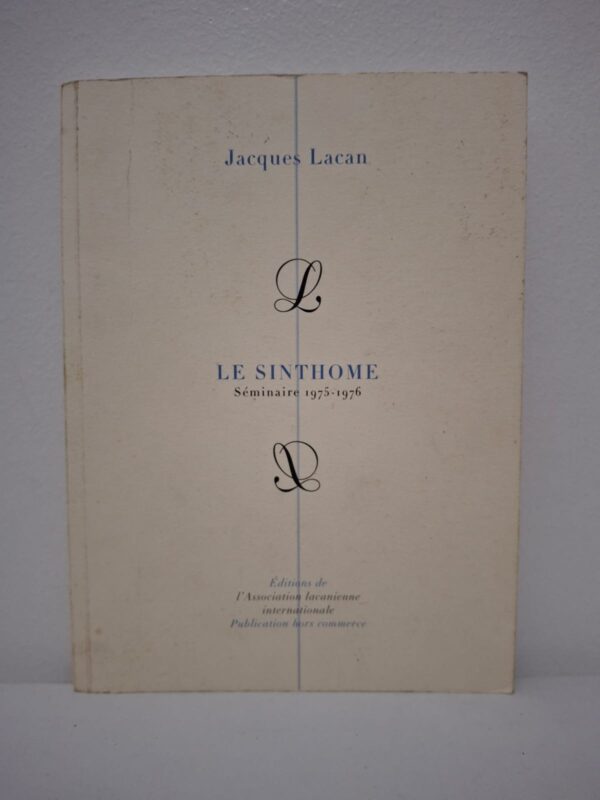 Ce livre, intitulé "Le Sinthome", correspond au Séminaire XXIII (1975-1976) du célèbre psychanalyste Jacques Lacan. ​Voici un résumé en 4 lignes : ​Dans cet ouvrage complexe, Lacan explore une nouvelle conception du symptôme, qu'il orthographie "sinthome", en s'appuyant sur l'étude de l'œuvre de James Joyce. Il utilise la topologie et les nœuds borroméens pour expliquer comment le sujet parvient à maintenir ensemble le Réel, l'Imaginaire et le Symbolique. Le "sinthome" est ici présenté comme ce qui permet à l'individu de ne pas sombrer dans la folie, fonctionnant comme un lien singulier et nécessaire. C'est une œuvre majeure de la fin de l'enseignement de Lacan qui redéfinit les structures de la psyché humaine.