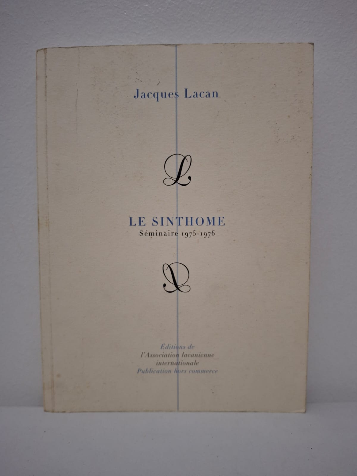 Jacque Lacan Ce livre, intitulé "Le Sinthome", correspond au Séminaire XXIII (1975-1976) du célèbre psychanalyste Jacques Lacan. Voici un résumé en 4 lignes : Dans cet ouvrage complexe, Lacan explore une nouvelle conception du symptôme, qu'il orthographie "sinthome", en s'appuyant sur l'étude de l'œuvre de James Joyce. Il utilise la topologie et les nœuds borroméens pour expliquer comment le sujet parvient à maintenir ensemble le Réel, l'Imaginaire et le Symbolique. Le "sinthome" est ici présenté comme ce qui permet à l'individu de ne pas sombrer dans la folie, fonctionnant comme un lien singulier et nécessaire. C'est une œuvre majeure de la fin de l'enseignement de Lacan qui redéfinit les structures de la psyché humaine.