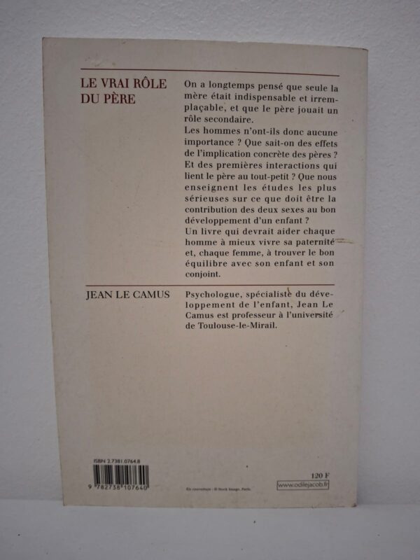 Ce livre explore l'importance psychologique et éducative de l'engagement paternel dans le développement de l'enfant.
