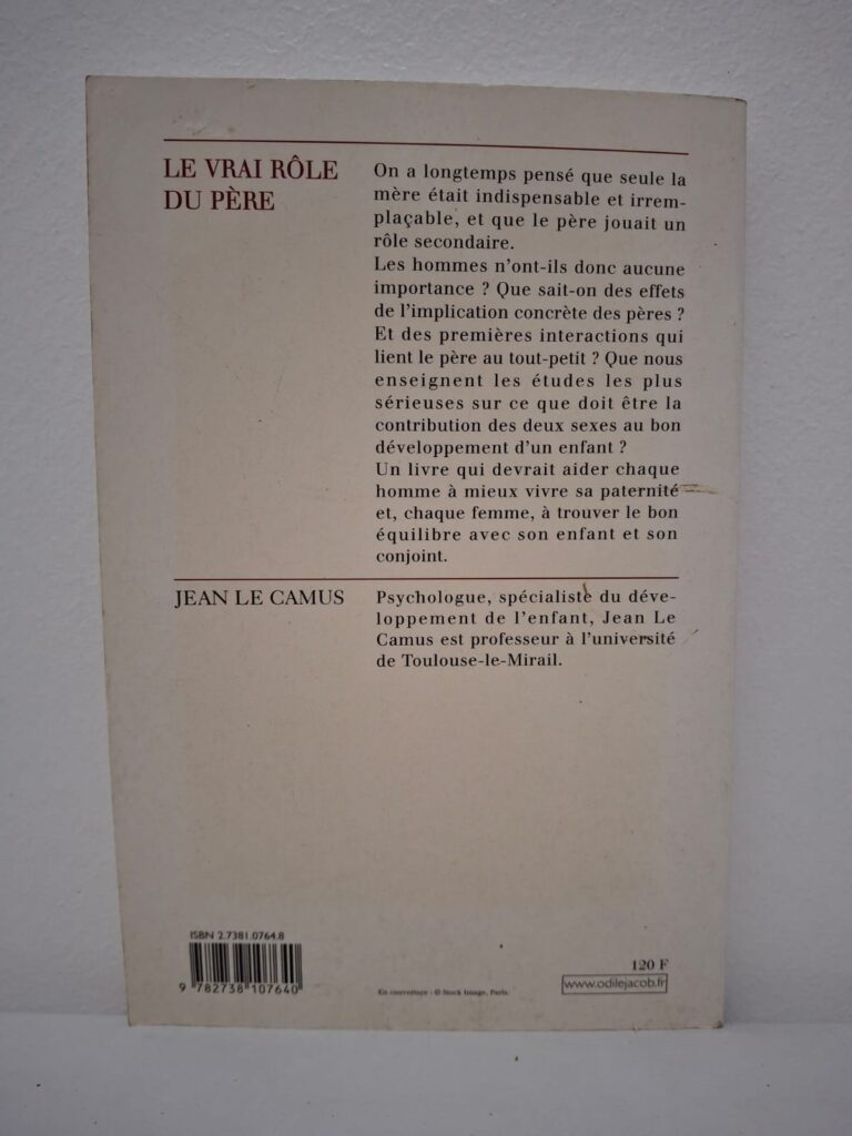Ce livre explore l'importance psychologique et éducative de l'engagement paternel dans le développement de l'enfant.
