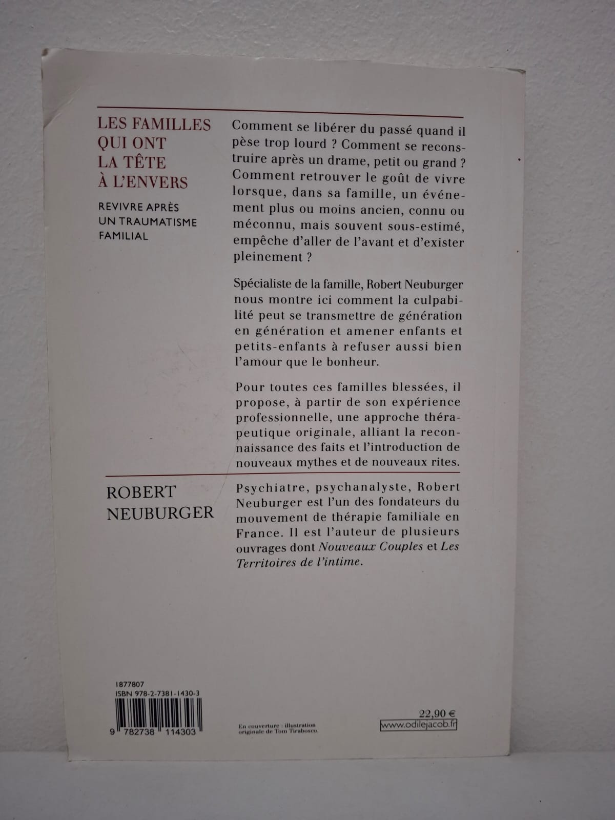 Ce livre de Robert Neuburger analyse comment les familles peuvent surmonter des chocs brutaux ou des secrets douloureux qui bouleversent leur équilibre. L'auteur explore les mécanismes de résilience et propose des pistes pour reconstruire les liens familiaux après un traumatisme. Il met en lumière l'importance de la parole et de la solidarité pour retrouver une stabilité commune. C’est un ouvrage essentiel pour comprendre la thérapie familiale et la guérison collective.