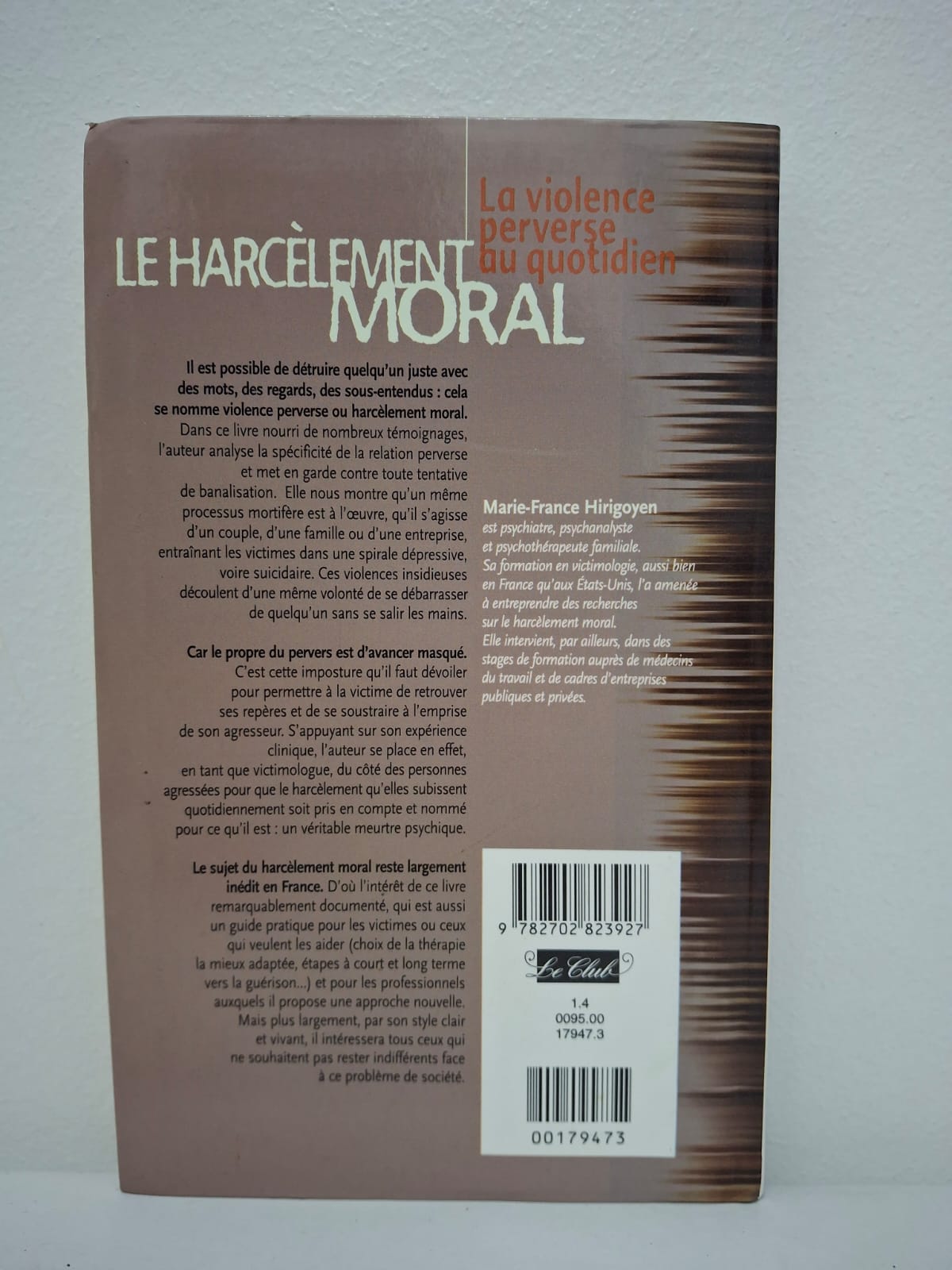 Le Harcèlement moral : La violence perverse au quotidien. Ce livre est l'ouvrage fondateur qui a fait entrer la notion de "harcèlement moral" dans le langage courant et le droit français. La psychiatre Marie-France Hirigoyen y analyse les mécanismes de la violence psychologique, qu'elle soit au sein du couple, de la famille ou de l'entreprise. Elle décrit avec précision comment un "pervers narcissique" détruit sa victime par des attaques subtiles, des non-dits et des humiliations, et donne des clés pour identifier ce processus de destruction afin de s'en protéger.