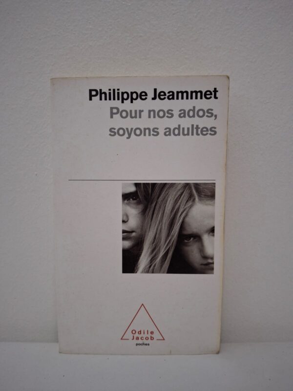 Dans cet ouvrage, le célèbre psychiatre et psychanalyste Philippe Jeammet s'adresse aux parents et éducateurs pour redéfinir leur rôle face à la crise d'adolescence. Il soutient que pour aider les jeunes à grandir, les adultes doivent assumer leur propre autorité et leur positionnement, sans chercher à être les "copains" de leurs enfants. Le livre explore le besoin de limites structurantes et de repères solides que les adolescents recherchent inconsciemment pour se construire en toute sécurité.